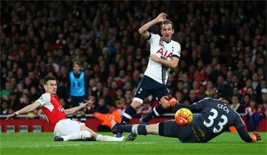 欢乐谷工作人员整活，cos春晚扭秧歌机器人，成为“汉马”热门打卡点.